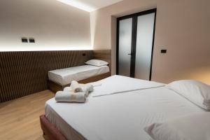 Noir Heaven - Sweet Escape Apartments