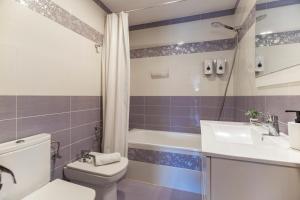 Apartamento con terraza soleada y piscina en Benalmádena cerca de la playa