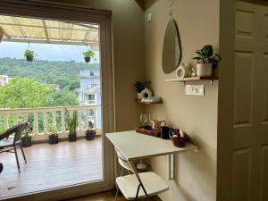 Dishney Den-Luxe 1BHK Stay with pool near Anjuna & Thalassa