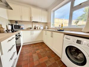 Traditional cosy PET FRIENDLY cottage by the canal with Cymru Holidays