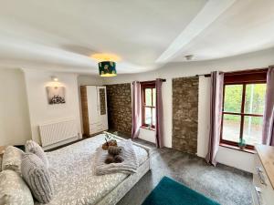 Traditional cosy PET FRIENDLY cottage by the canal with Cymru Holidays