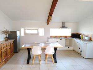 Appartement avec jardinet dans mas équestre