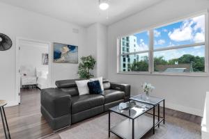 Sunny 1BR Unit With Free Parking Prime Location