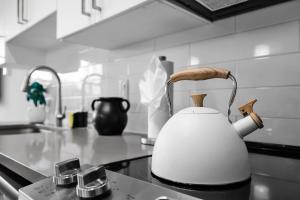 Sunny 1BR Unit With Free Parking Prime Location