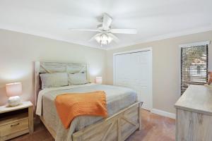 Central Condo, Community Pool and Gym, 10 Min to East Beach