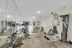 Central Condo, Community Pool and Gym, 10 Min to East Beach