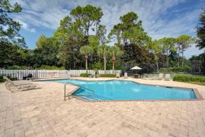 Central Condo, Community Pool and Gym, 10 Min to East Beach