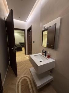 شقة بغرفة نوم ومجلس