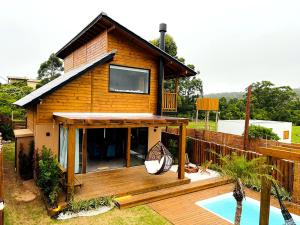Casa com Banheira, Piscina e Quadra de Areia