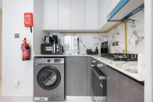 Free housekeeping visits during your stay - StayShort - Sports City Studio sleeps 2 with Swimming Pool