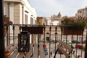Santa Maruzza - Apartment with Balcony View, 5 Min Walk to Teatro Massimo & Cathedral