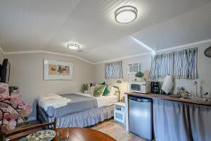 Cute Peaceful Tiny House Getaway w Backyard