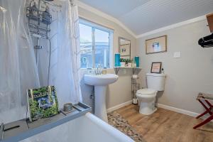 Cute Peaceful Tiny House Getaway w Backyard