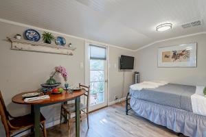 Cute Peaceful Tiny House Getaway w Backyard