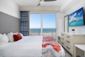 Luxuriate at the Beachfront with huge private deck