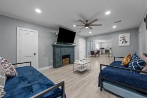 Quirky & Stylish 4BR with Saltwater Pool - Sleeps 14