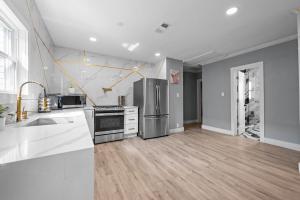 Quirky & Stylish 4BR with Saltwater Pool - Sleeps 14