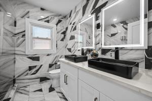 Quirky & Stylish 4BR with Saltwater Pool - Sleeps 14