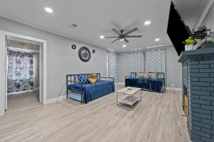 Quirky & Stylish 4BR with Saltwater Pool - Sleeps 14