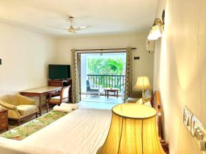 Luxury Pool Side Studio With Private Balcony