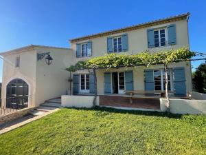 Farmhouse with swimming pool in Provence