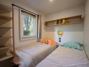 Mobil-home de 26m² avec terrasse pour 4 personnes - API-1-52-556