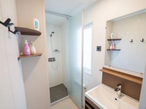 Mobil-home de 26m² avec terrasse pour 4 personnes - API-1-52-556