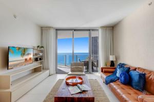 2BR Apt with Amazing Ocean View Balcony & Pool