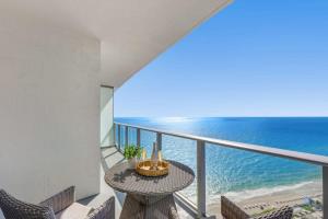 2BR Apt with Amazing Ocean View Balcony & Pool