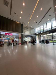 Mercu summer suites klcc luxury couple 1BR apartment with balcony, pool view free Netflix