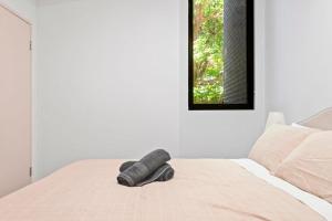 3R4V Abnb-Style Spacious 2BR Apt with Courtyard, Easy CBD Access