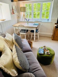 Pretty Dartmoor Cottage in woodland-setting