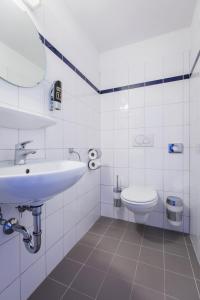Family Room (2 Adults + 2 Children) room in a&o Hamburg Hauptbahnhof