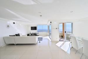 Specious 2 Bedroom Apartment in Sea Point