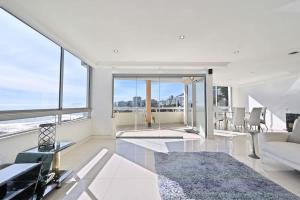 Specious 2 Bedroom Apartment in Sea Point