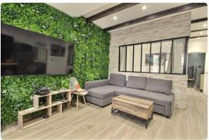 2 rooms 30 m2 full of charm, in the heart of the 7th arrondissement Marseille