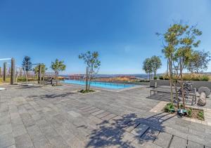 Modern Bachelor Suite & Stunning View Pool & Gym