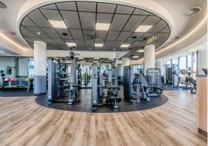 Modern Bachelor Suite & Stunning View Pool & Gym