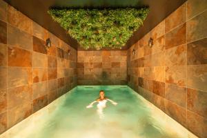 Intense Experience - Suites wellness avec piscine jacuzzi sauna billard privatifs