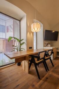 Central Square Apartments - Центральна площа міста