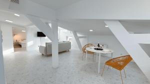 A Tranquil Attic Retreat Near Old Town