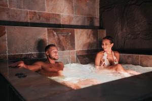 Intense Experience - Suites wellness avec piscine jacuzzi sauna billard privatifs