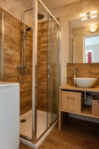 Mini cocon de 20m2 au Rêve Dazur plage de la Nartelle avec 1 chambre et sdb, 1 salon avec kitchenette, terrasse, piscine partagée, parking et BBQ