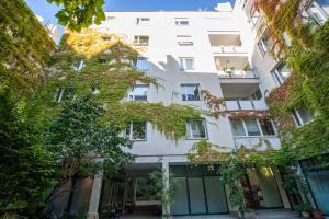 Fried-RICH Apartments