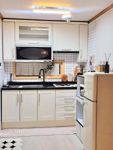 COZY BUTTERHOUSE, Near Metro, Close to Airport, Hongdae, WIFI, Long Biz Trip, Local Vibe