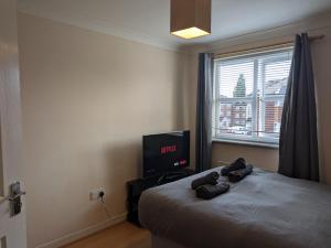 Comfortable and Peaceful 2 Bedroom Flat with Shared Bathroom and Kitchen Close to Manchester Airport