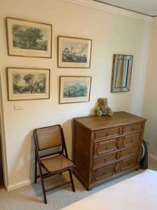 Sunny 2 bedroom quiet flat close to city and parks