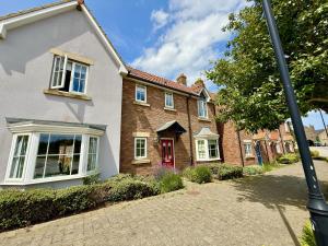 Baileys Beach House - Part of the The Bay Filey Holiday Village with pool, gym and direct beach access, pub, restaurant, tennis and meadows walks