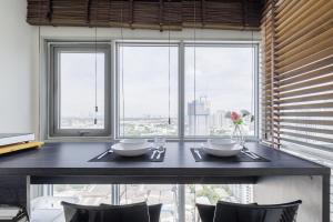Downtown Spacious Luxury Condo BKK- 5 mins BTS!