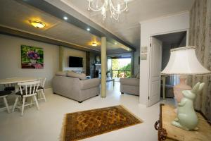 2BR Retreat Near Game Reserve